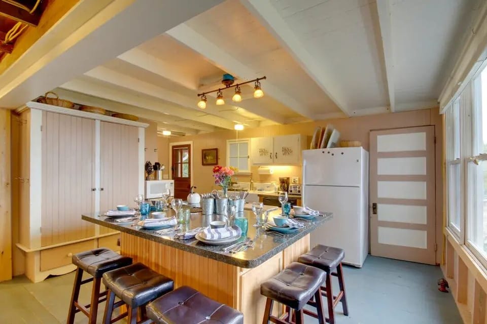 07 - View of Kitchen from eat-in side porch