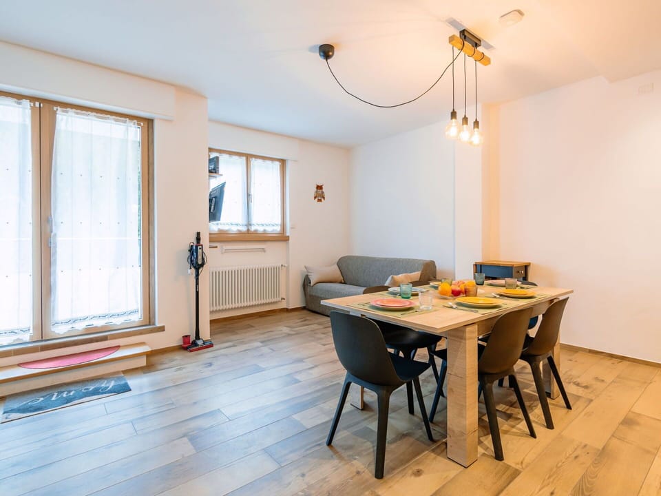 Table, Property, Window, Furniture, Wood, Lighting, Interior Design, Floor, Wood Stain