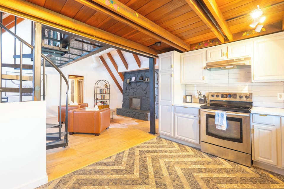 Kitchen that we love to cook in :)