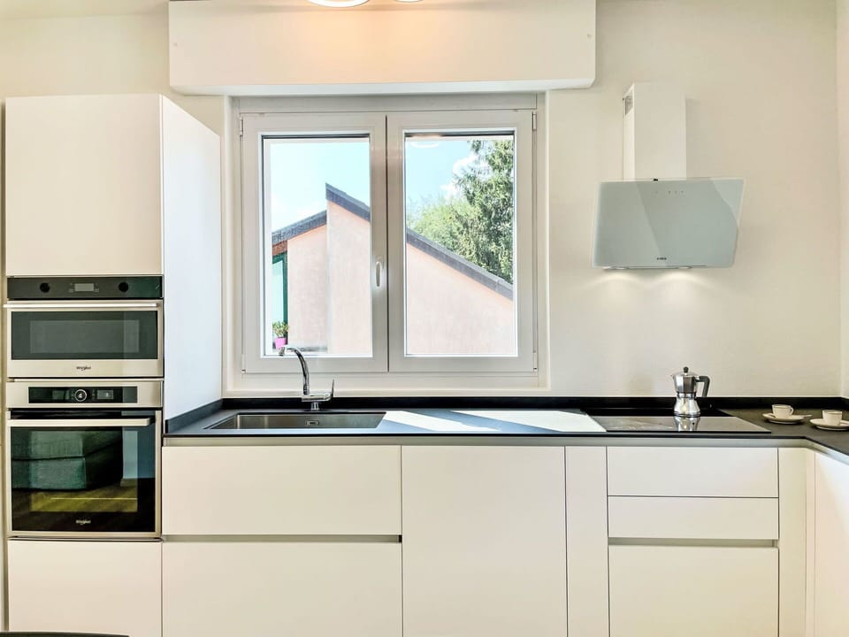 Tap, Kitchen Sink, Cabinetry, Countertop, Property, Sink, Window, Building, Plumbing Fixture, Kitchen