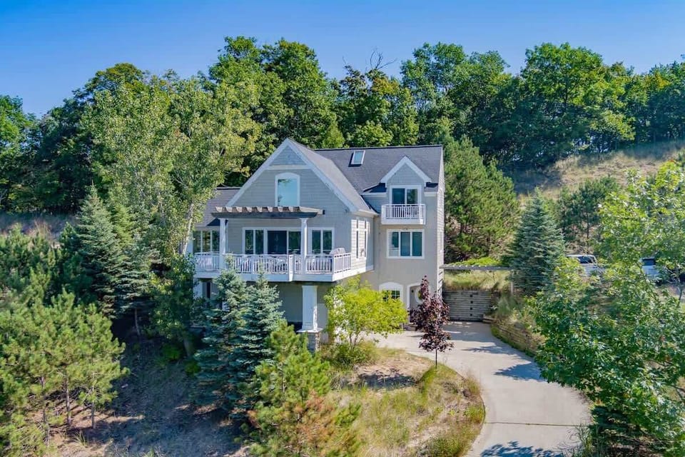 Embrace the Cliffside Privacy at The Lookout