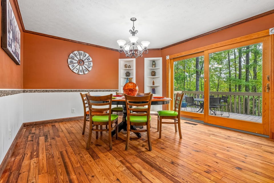 Start your day at this cozy breakfast table, bathed in natural light and offering a peaceful view of the surrounding nature. 