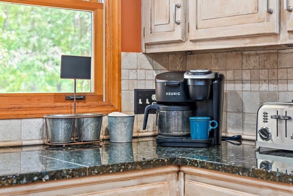 Enjoy the dual combo Keurig coffee bar. This combo offers k-cup and drip coffee the special taste you desire.  