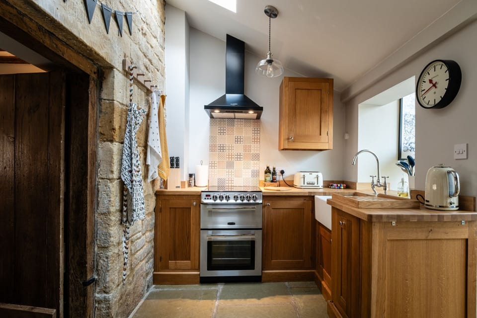 Honeysuckle Cottage Kitchen - StayCotswold