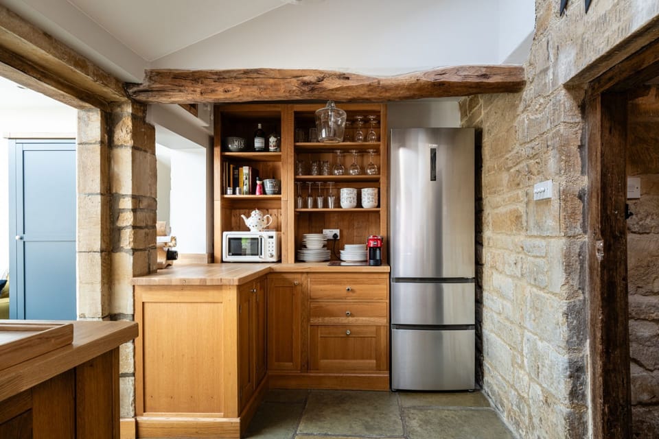 Honeysuckle Cottage Kitchen - StayCotswold