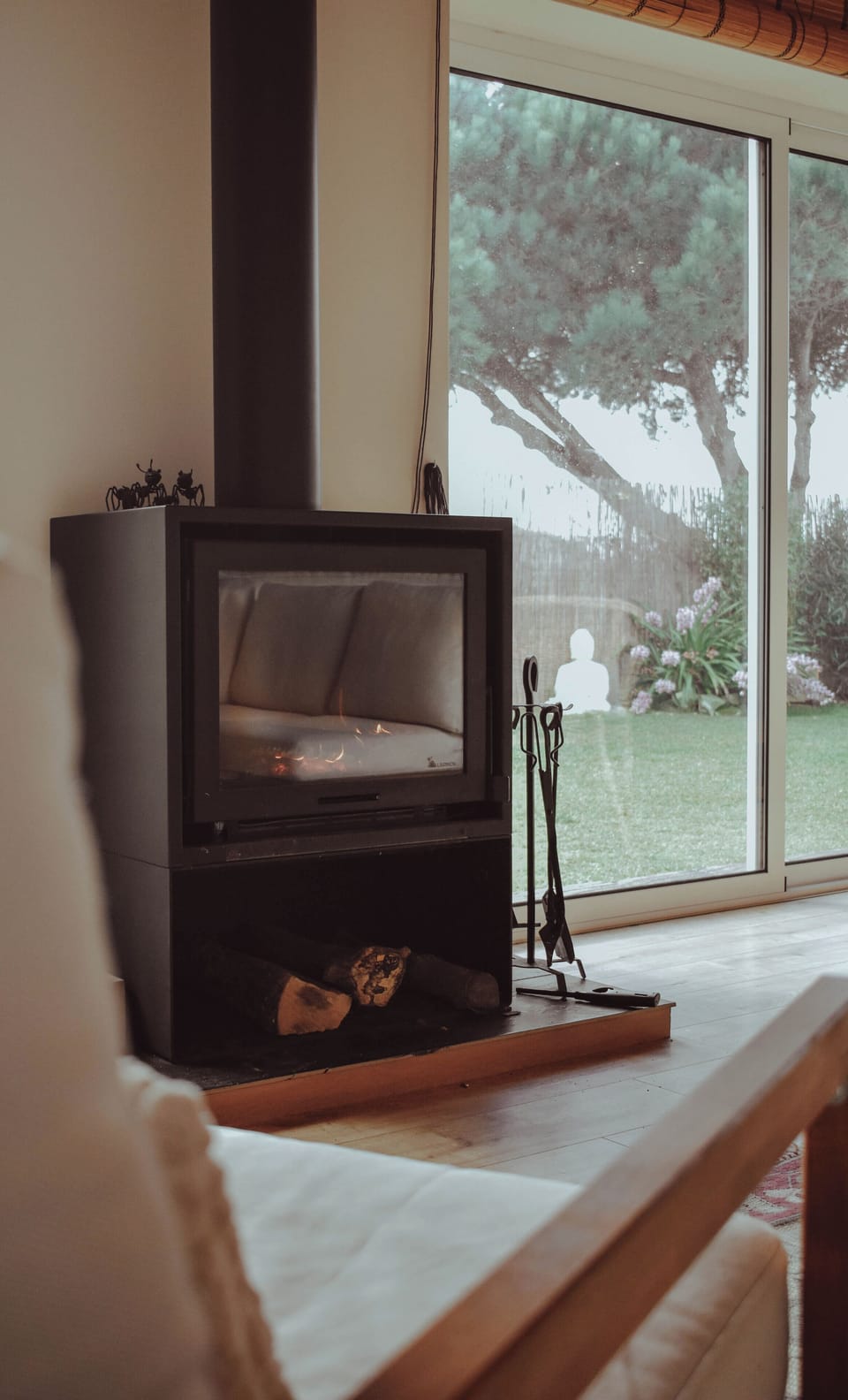 Salão de Estar com Tv e Salamandra com vista para o Jardim