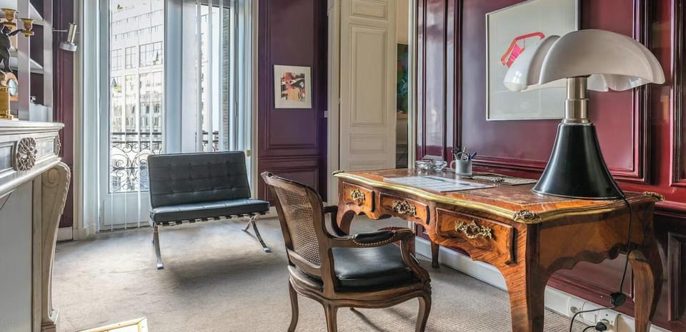 Library:with : desk, 2 armchairs, decorative fireplace, built-in shelves