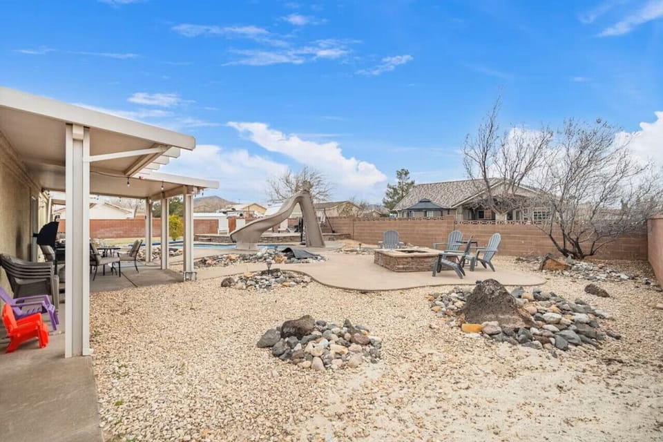 Private Backyard - Pool, Spa, Sun Loungers, Firepit, Outdoor dining, BBQ, Fully Fenced!