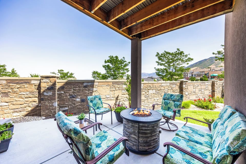 Private back patio with fire pit