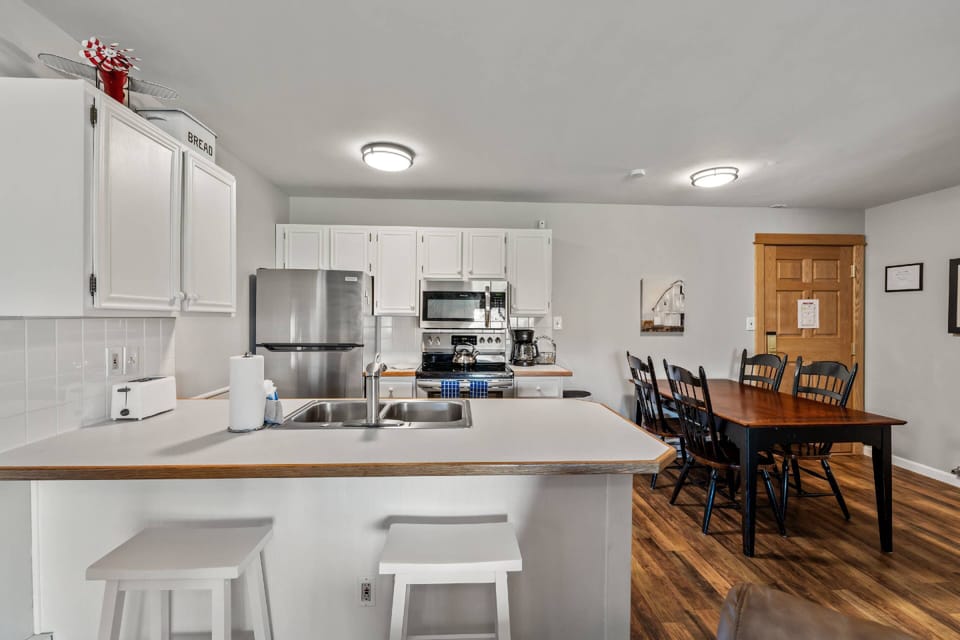 Open floor plan kitchen with a dining table—great for cooking, eating, and staying connected.