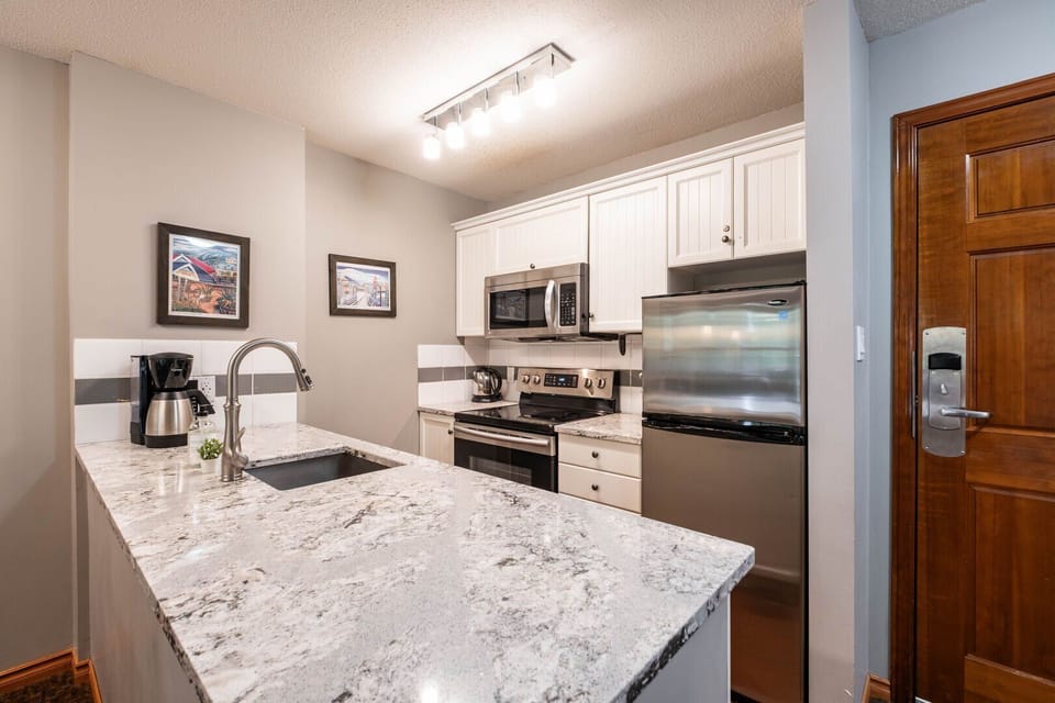 Full kitchen: High-end appliances