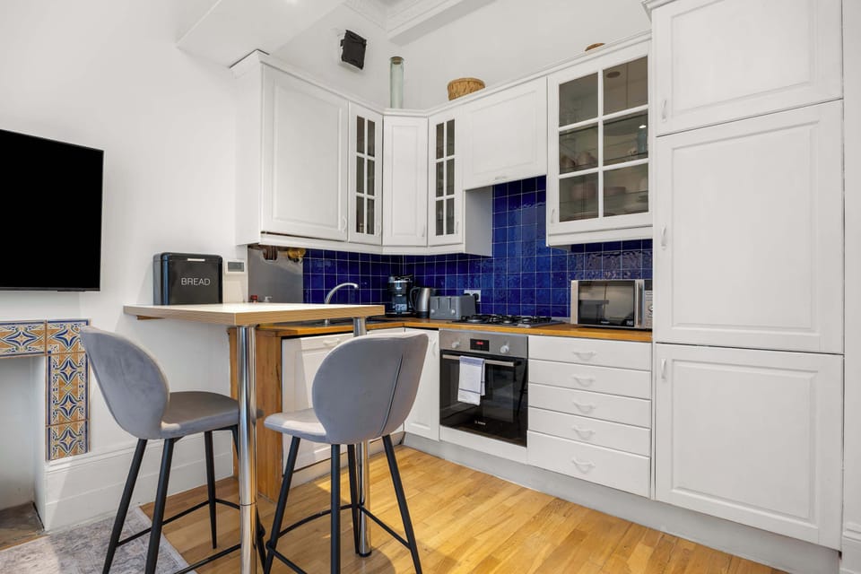 Kitchen: fully equipped and with a breakfast bar