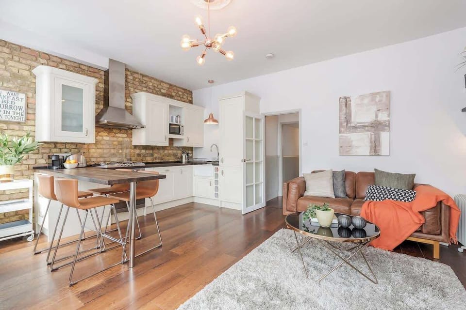 Living area - ideal to relax on the sofa while watching TV. Enjoy a beautiful view of Vauxhall Park from our window