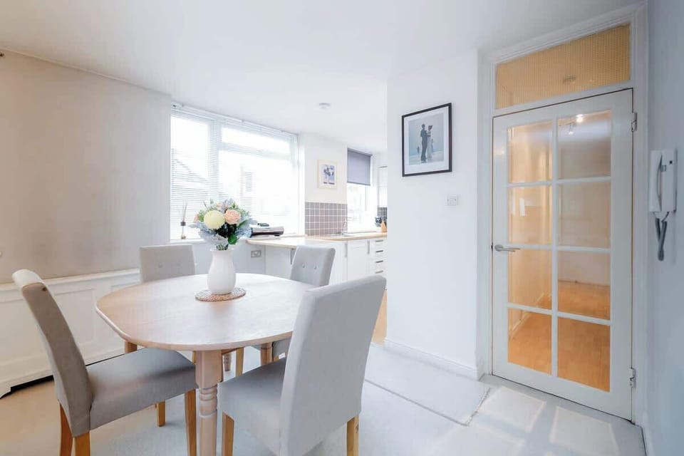 Rooms: Dining area