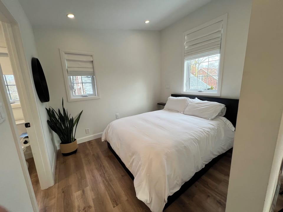 Bedroom with queen size bed