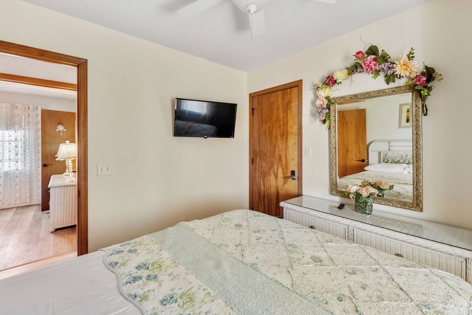 HIRO09: Rose Cottage | Top Level Bedroom 3