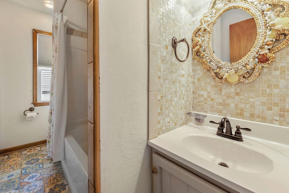 HIRO09: Rose Cottage | Top Level BR1/Hall Bath