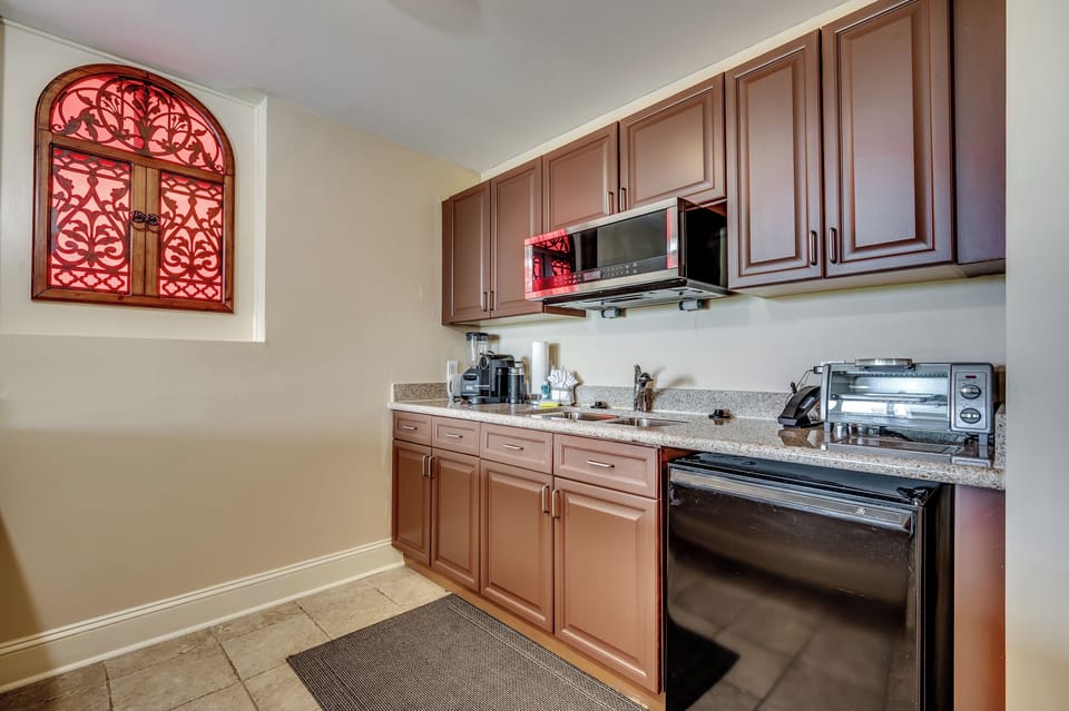 Great kitchenette with mini fridge and microwave