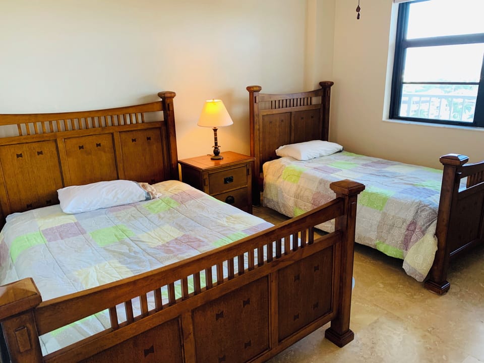 Guest room. Full bed, twin bed.