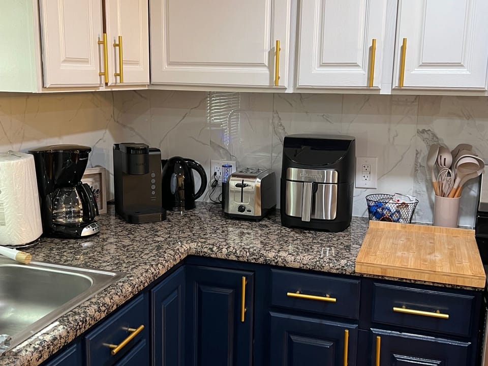 Coffee makers, toaster and air fryer.