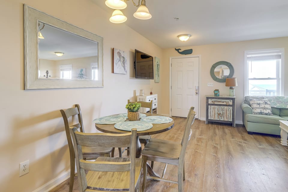 Dining Area | Dishware/Flatware Provided