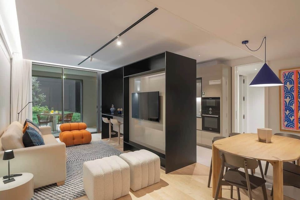 Bright living room with Smart TV, a sofa bed, the dining area and direct access to the private garden.