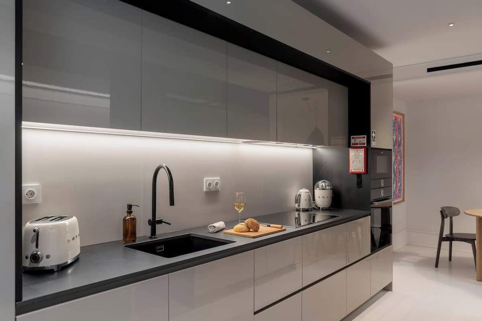 Modern fully equipped kitchen with Bosch appliances for preparing meals during your stay.