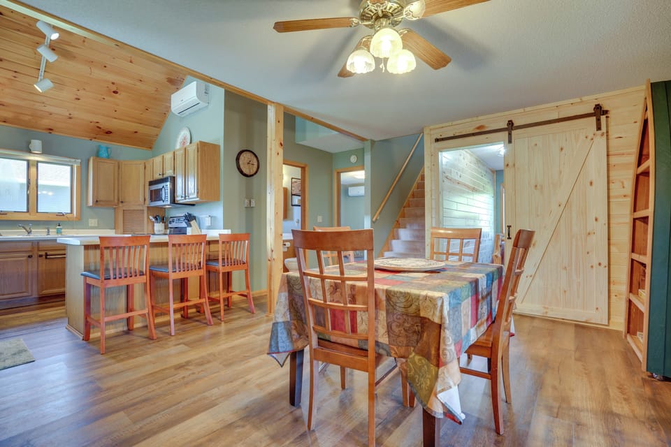 Dining Area | Dishware/Flatware Provided | 1st Floor