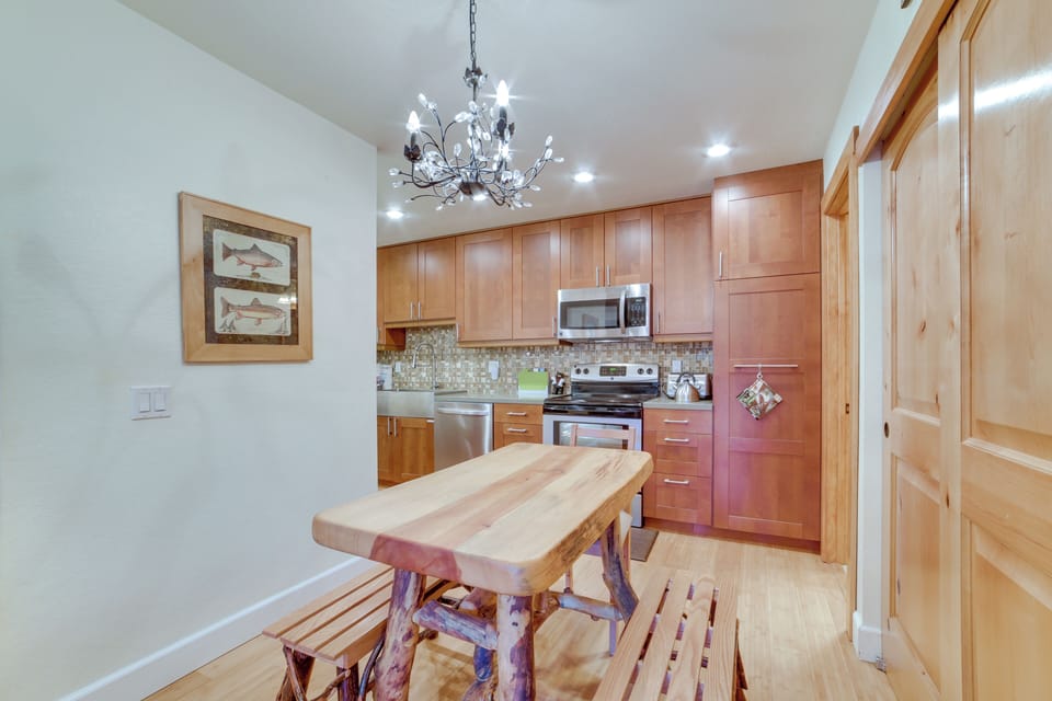 Dining Area | Dishware & Flatware Provided | Single-Story Condo