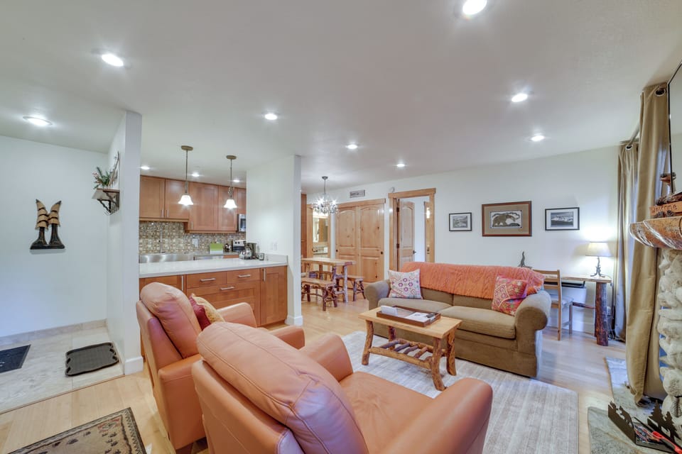 Living Room | Free WiFi | Smart TV | Wood-Burning Stove