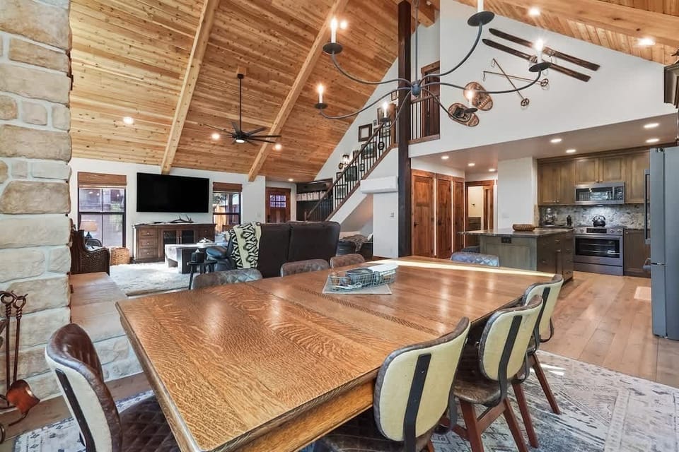Large Table to entertain