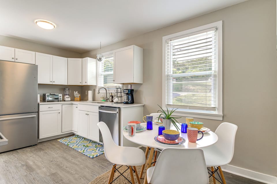 Dining Area | Dishware/Flatware Provided | Main Floor