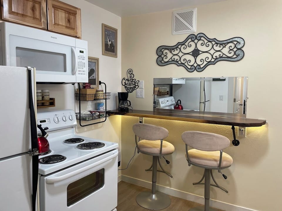 Full kitchen and eating bar