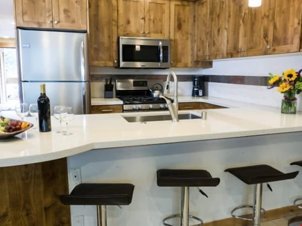 Take a seat at the breakfast bar or cook up a storm in the kitchen.