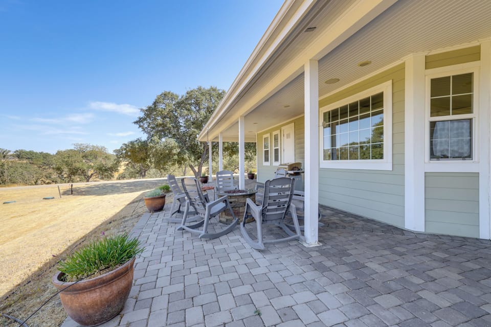 40 Acres of Land | Covered Patio | Fire Pit | Dining Space | Hot Tub | Gas Grill