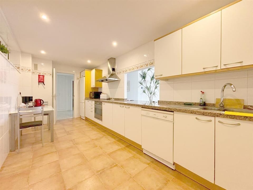 Another view of the fully fitted kitchen from another angle