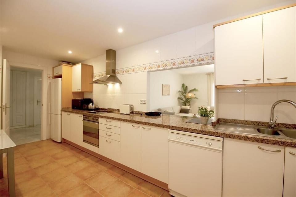 Another picture of the fully fitted kitchen from a different angle