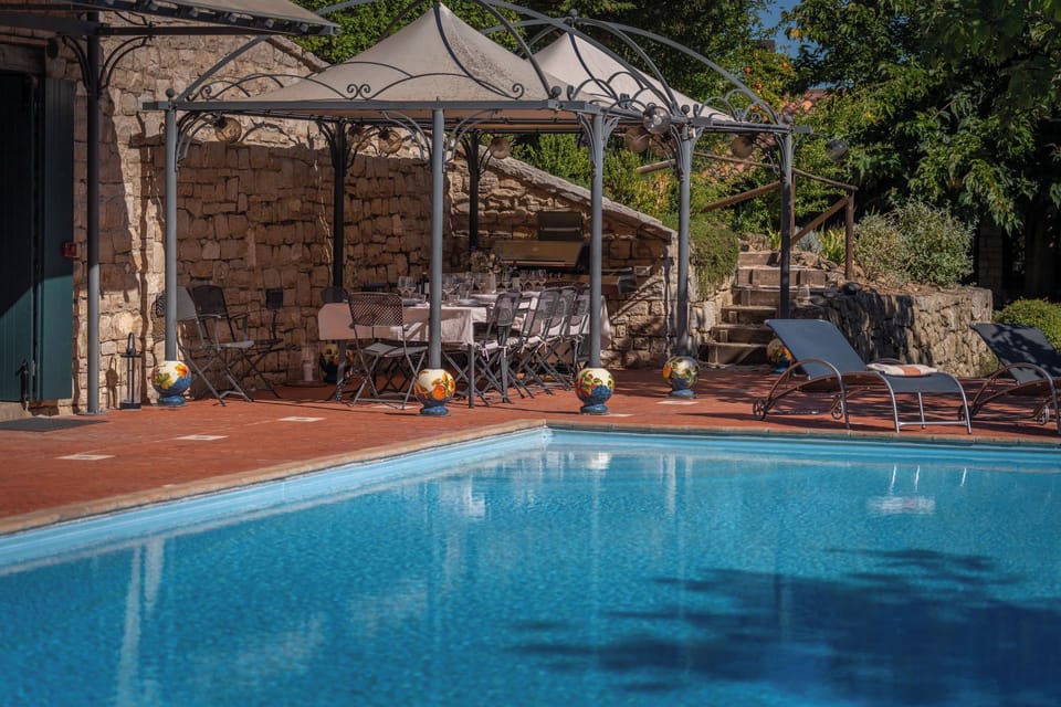 Villa Canonica, sleeps up 15. A/C. Tennis court, pool, gym area, EV charger Villa in Umbria
