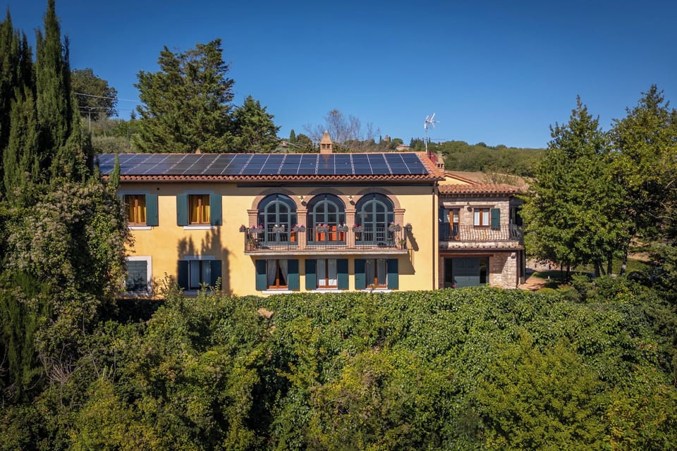 Villa Canonica, sleeps up 15. A/C. Tennis court, pool, gym area, EV charger Villa in Umbria