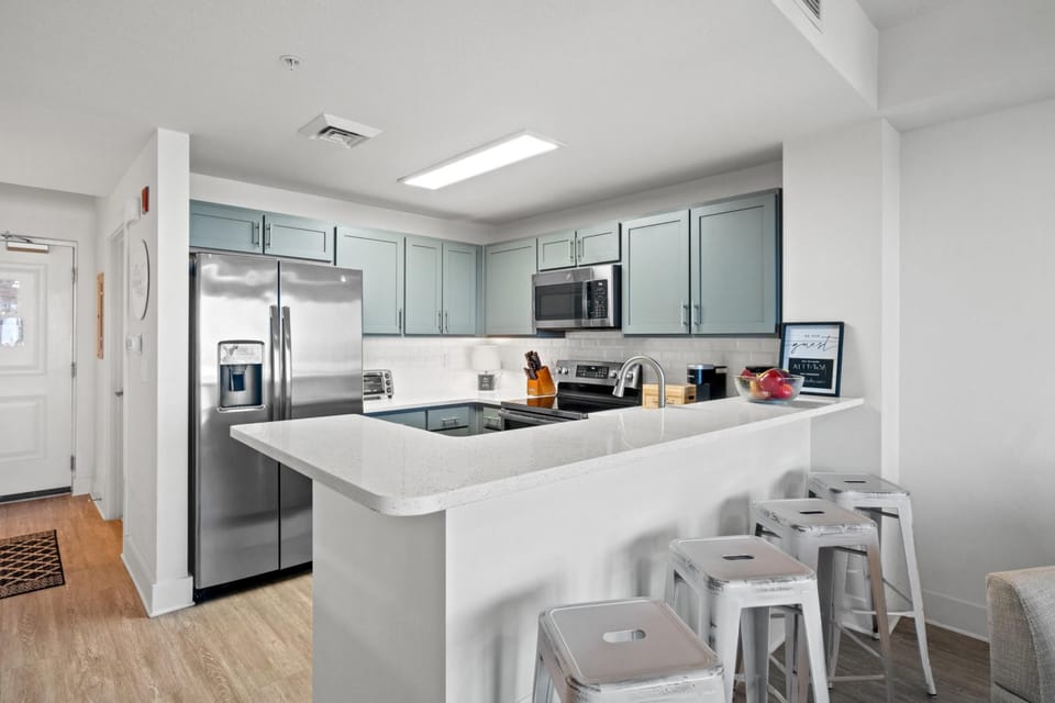 Kitchen with Breakfast Bar