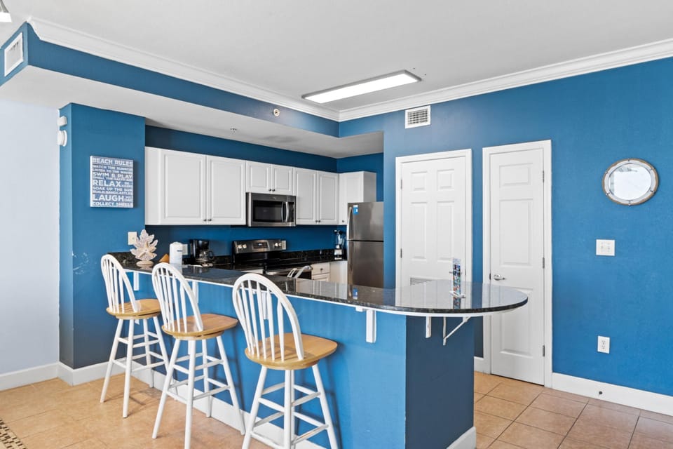 Kitchen with Breakfast Bar