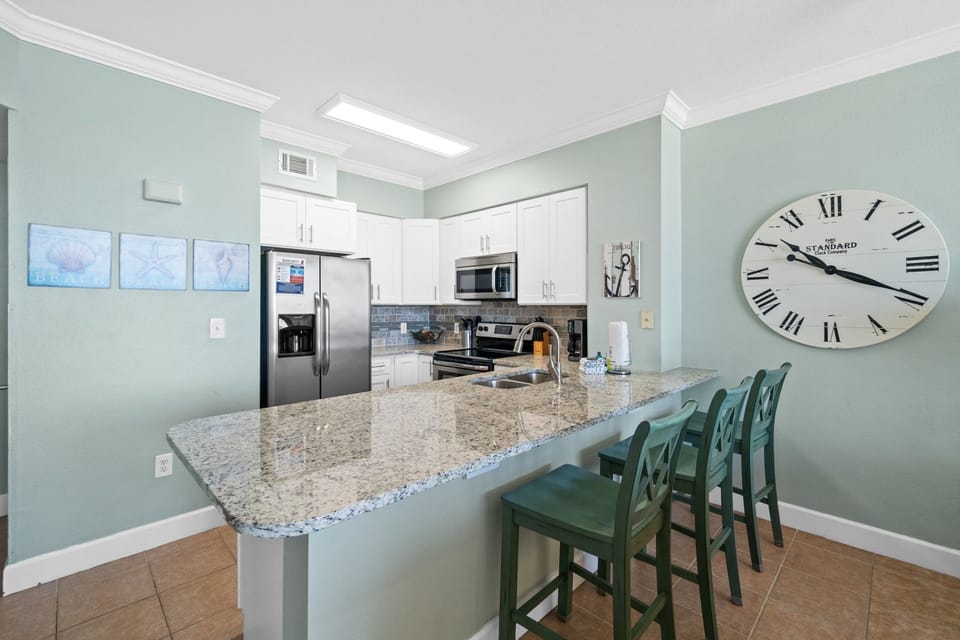 Kitchen with Breakfast Bar