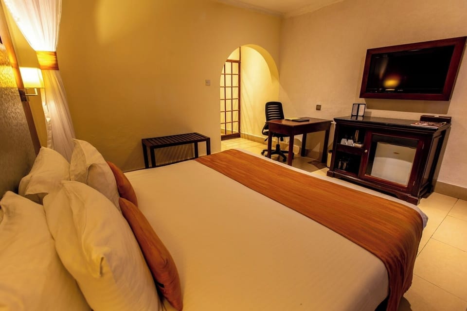 Unit with King bed. Exact unit will be assigned upon arrival. Views, colors, and decor may vary.