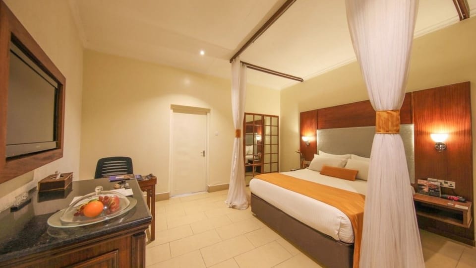 Unit with King bed. Exact unit will be assigned upon arrival. Views, colors, and decor may vary.