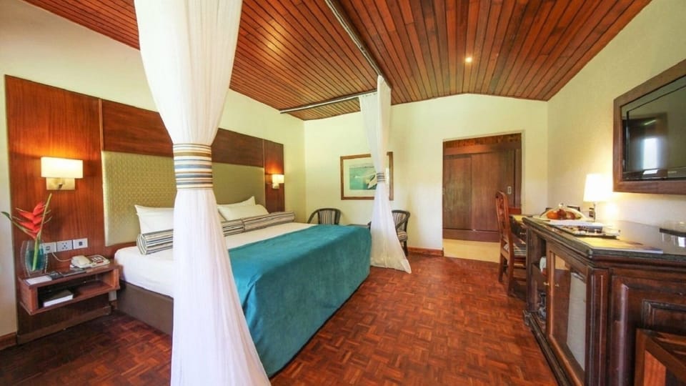 Unit with King bed. Exact unit will be assigned upon arrival. Views, colors, and decor may vary.
