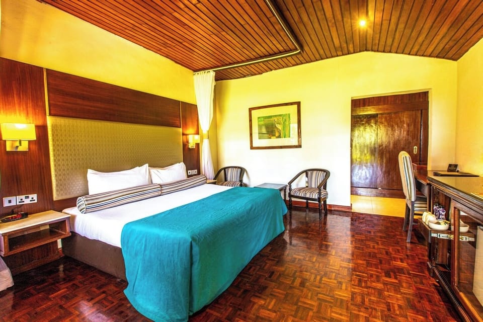 Unit with King bed. Exact unit will be assigned upon arrival. Views, colors, and decor may vary.