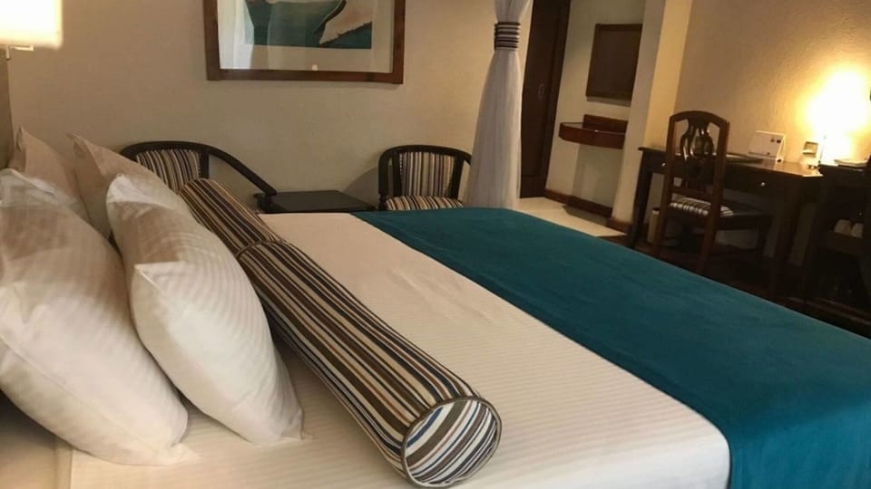 Unit with King bed. Exact unit will be assigned upon arrival. Views, colors, and decor may vary.
