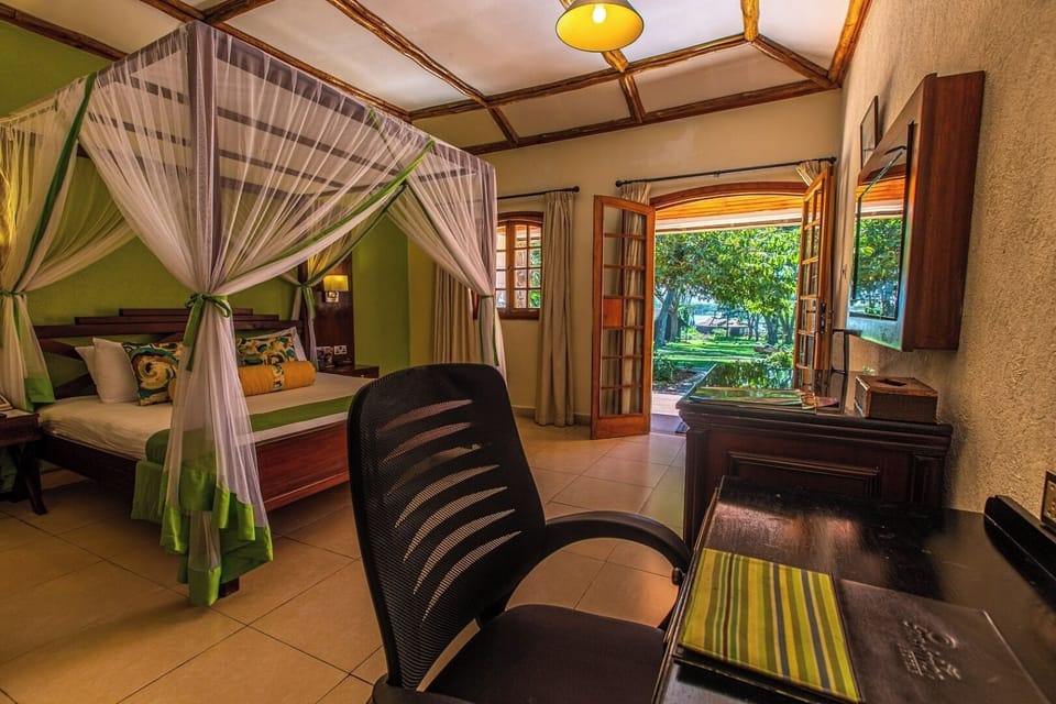 Unit with King bed. Exact unit will be assigned upon arrival. Views, colors, and decor may vary.