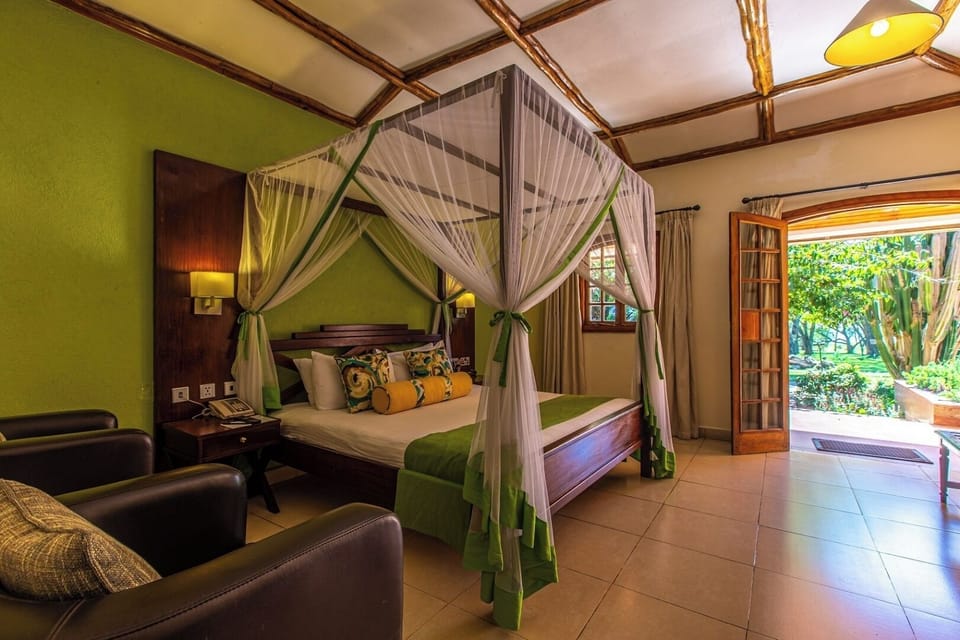 Unit with King bed. Exact unit will be assigned upon arrival. Views, colors, and decor may vary.