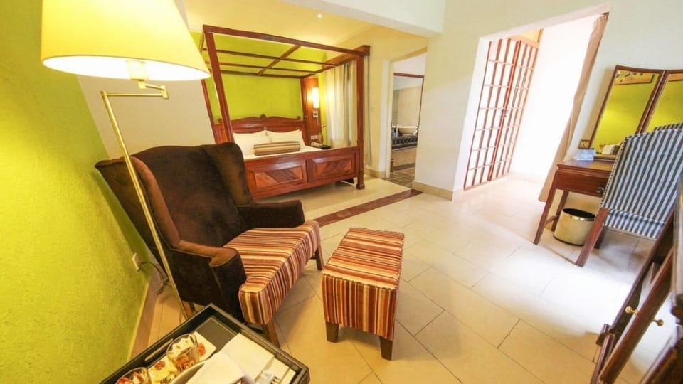 Unit with King bed. Exact unit will be assigned upon arrival. Views, colors, and decor may vary.
